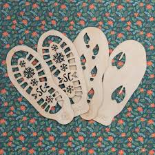 ELF & REINDEER FOOT PRINT STENCILS ASST