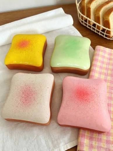 SQUISHY TOAST SCENTED 10CM